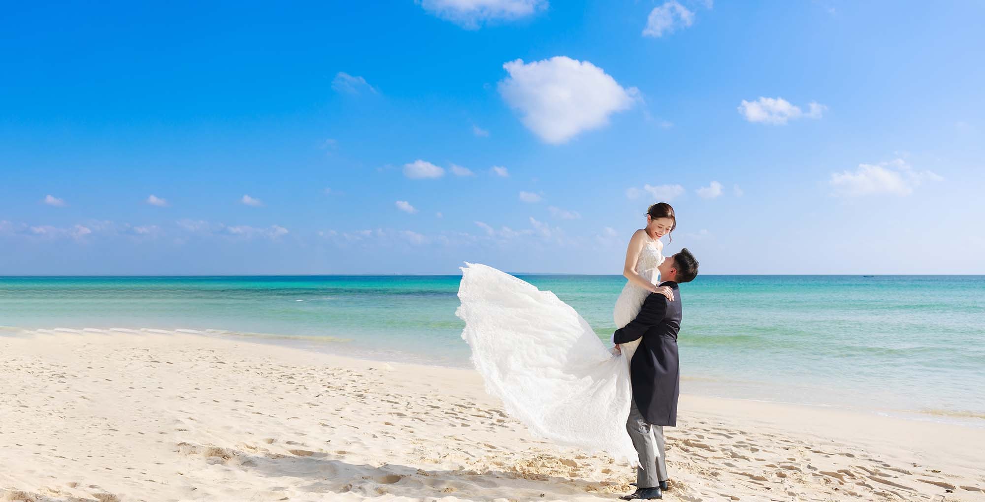 海外彩虹婚禮紀錄畫面，兩位新人在海邊相視而笑